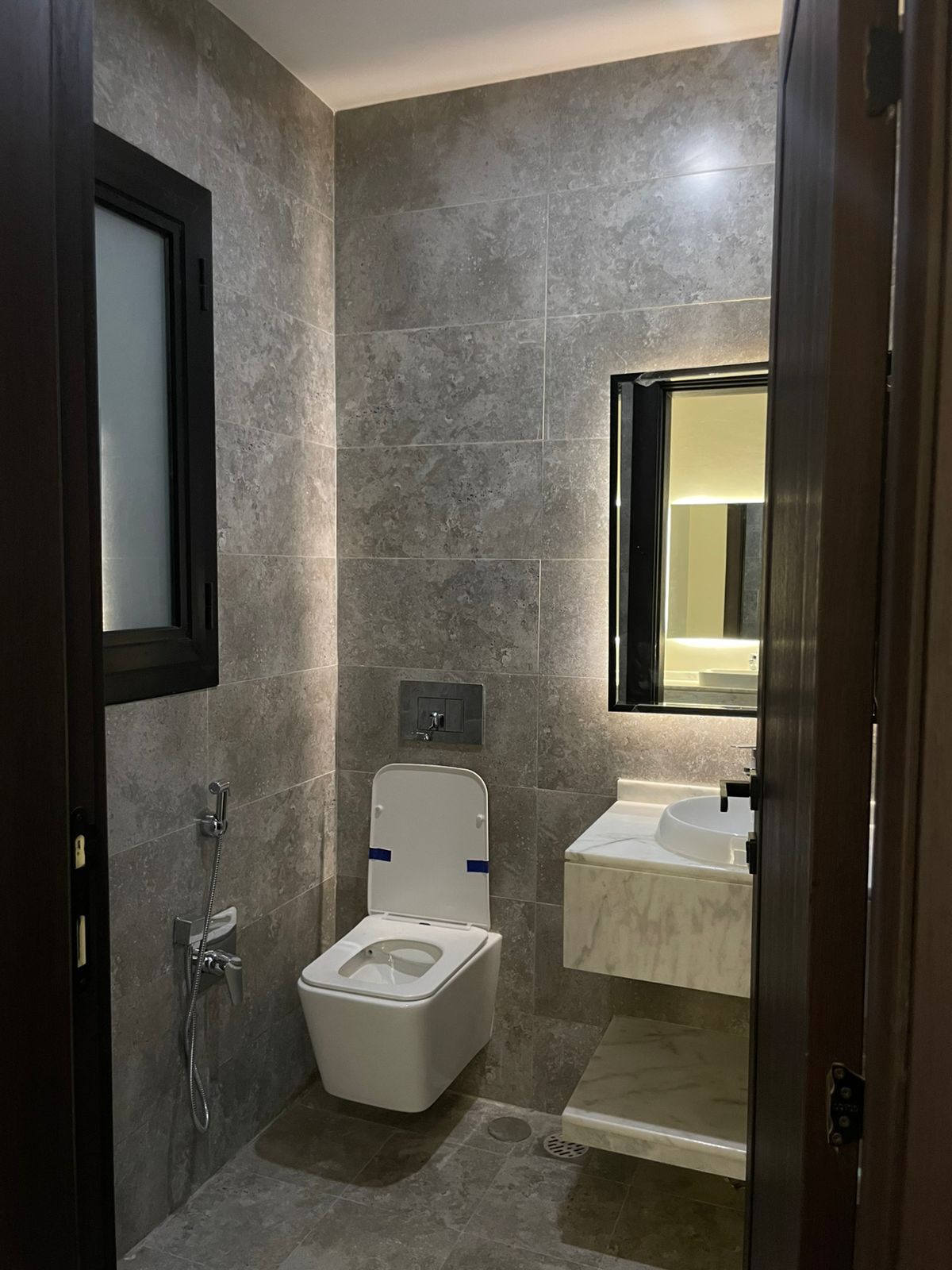 🏙️ **Luxury Apartment for Rent - Prime Capital Location**  